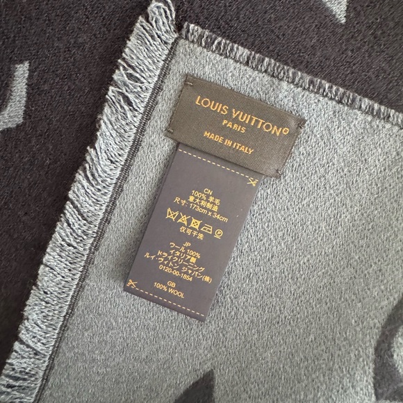 Louis Vuitton Men's Blue Scarf - Picture 3 of 3